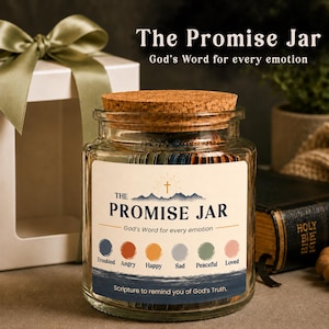 Peut inclure: Un bocal en verre transparent avec un couvercle en liège, portant une étiquette intitulée The Promise Jar avec le texte God's Word for every emotion. L'étiquette affiche six cercles colorés nommés Troubled, Angry, Happy, Sad, Peaceful et Loved.