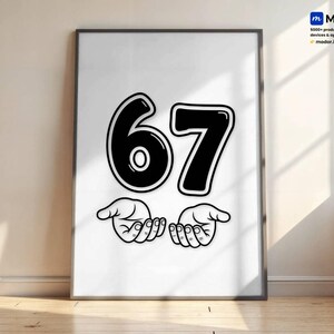 Pu&ograve; includere: Stampa incorniciata con il numero "67" in grassetto nero con contorno bianco. Sotto, due mani stilizzate con i palmi aperti, anch'esse nere. L'opera &egrave; su sfondo bianco.