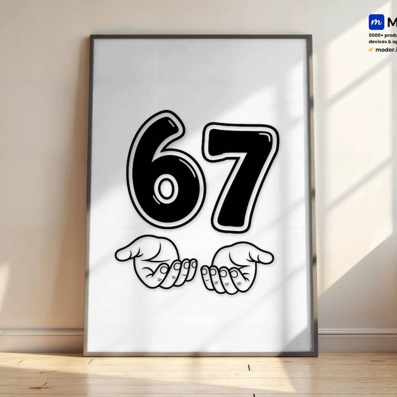 Pu&ograve; includere: Stampa incorniciata con il numero "67" in grassetto nero con contorno bianco. Sotto, due mani stilizzate con i palmi aperti, anch'esse nere. L'opera &egrave; su sfondo bianco.