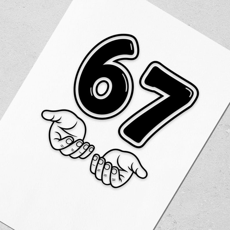 Pu&ograve; includere: Grafica in bianco e nero con i numeri 6 e 7 con una mano su ogni lato, palmi rivolti verso l'alto. I numeri hanno un contorno spesso e un centro bianco. Anche le mani sono delineate in nero.