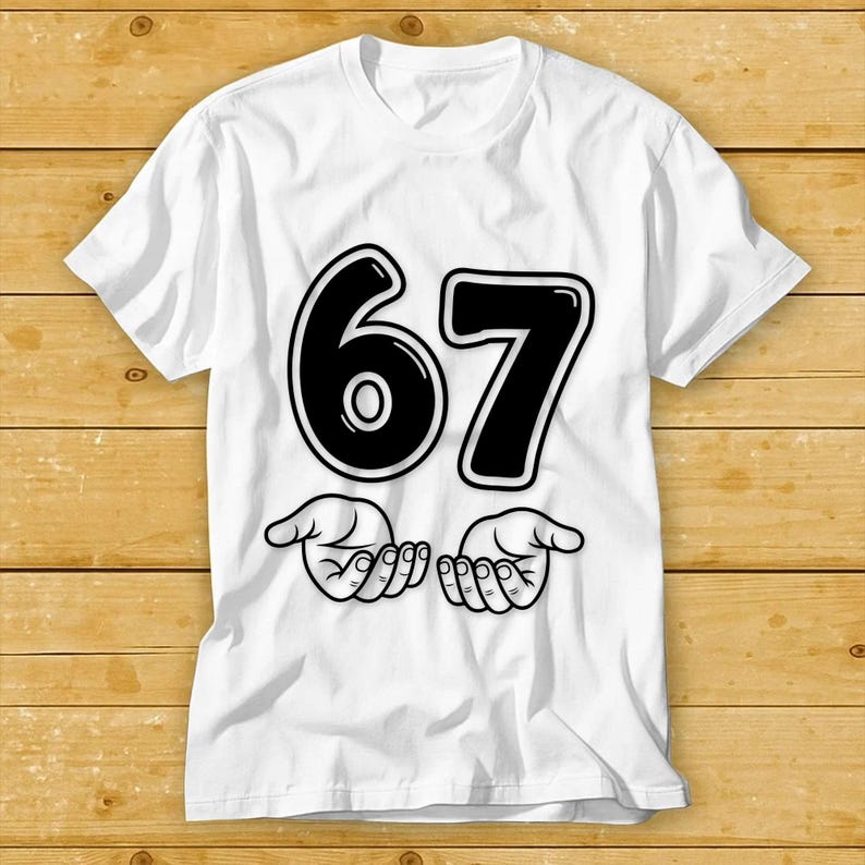 Pu&ograve; includere: T-shirt bianca con il numero "67" in grassetto nero con un contorno bianco. Sotto i numeri ci sono due mani stilizzate con i palmi aperti, anch'essi neri. La maglietta &egrave; realizzata in un materiale morbido.