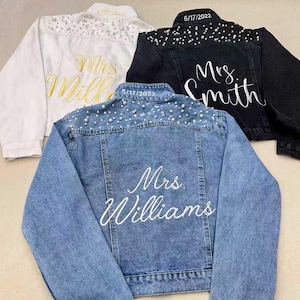 Personalisierte Braut Jeansjacke mit Perlen, Benutzerdefinierte Frau Nachname Jeansjacke, Junggesellinnenabschied Outfit, Zukünftige Frau Geschenk, Hochzeitsjacke