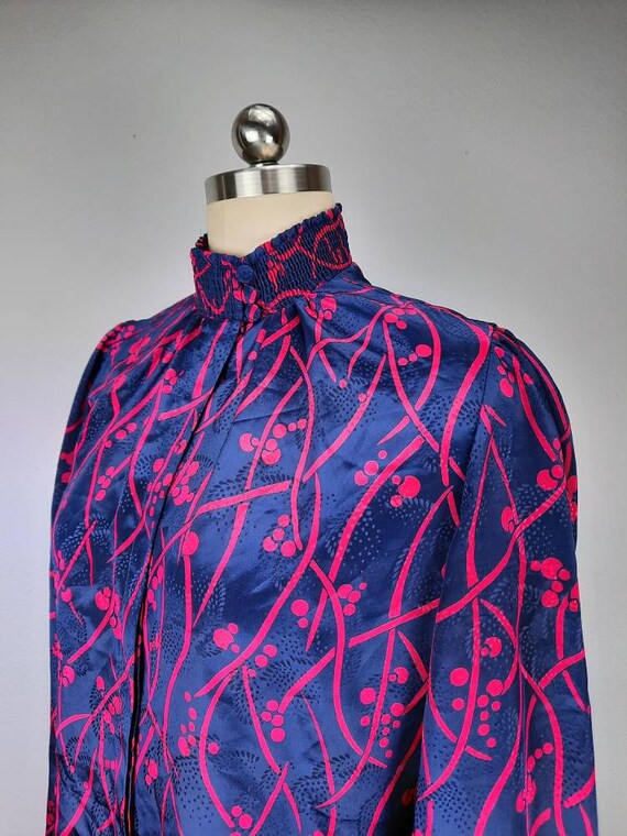 Vintage navy and fuschia bold print shiny blouse … - image 7