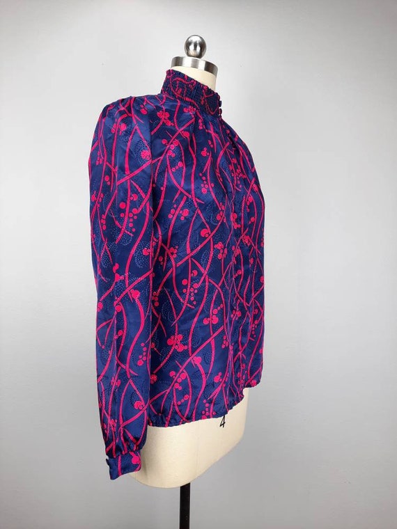 Vintage navy and fuschia bold print shiny blouse … - image 4