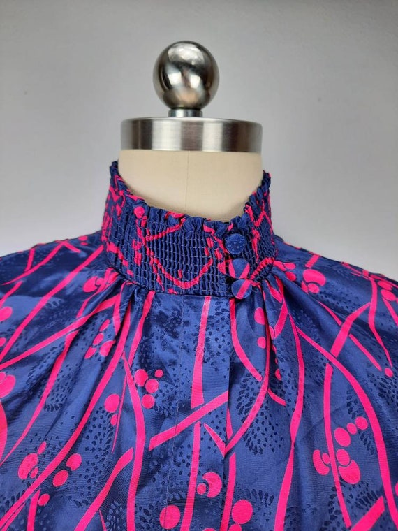 Vintage navy and fuschia bold print shiny blouse … - image 8