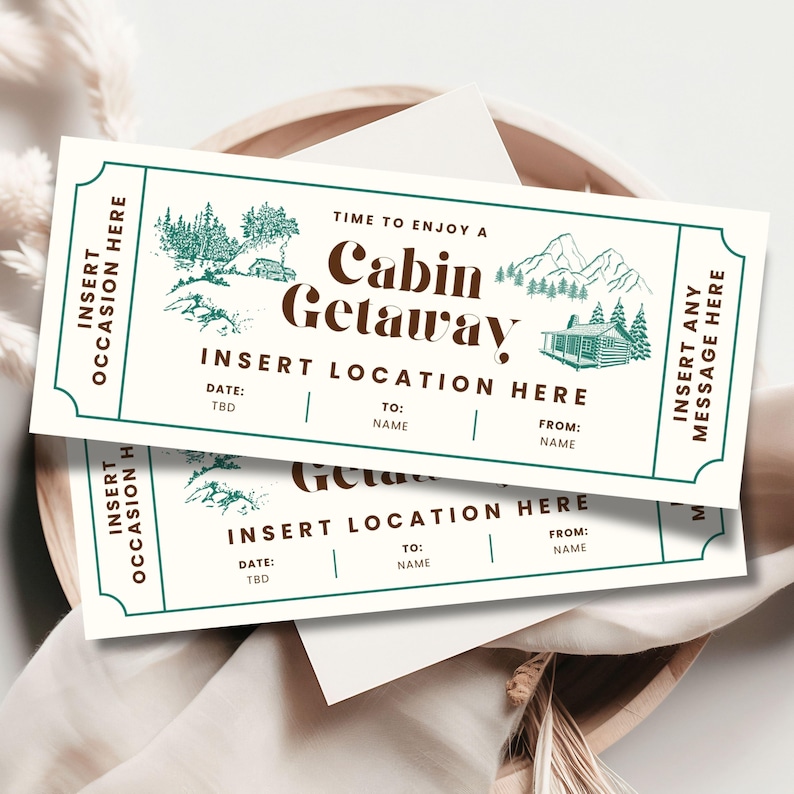 K&ouml;nnte beinhalten: Zwei cremefarbene Gutscheine f&uuml;r einen H&uuml;ttenurlaub mit Illustrationen von Wald und Bergen. Die Tickets tragen den Text "Cabin Getaway" und Felder zum Eintragen von Datum, Ort und Namen. Die Tickets liegen in einer Holzschale.