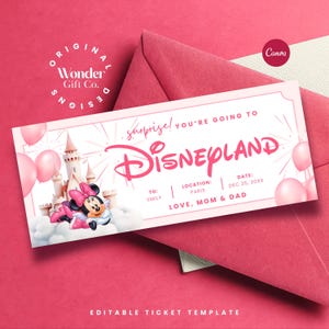 Puede incluir: Entrada rosa de Disneyland con Minnie Mouse, un castillo y globos. La entrada dice "Surprise! You're going to Disneyland" con detalles para Emily, París y una fecha. Sobre un fondo rosa.