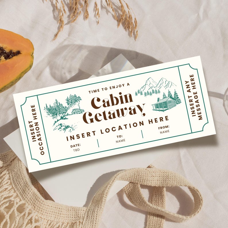 K&ouml;nnte beinhalten: Ein cremefarbenes Ticket f&uuml;r einen H&uuml;ttenurlaub mit gr&uuml;nem Rand und Text. Das Ticket zeigt Illustrationen von Bergen, B&auml;umen und einer H&uuml;tte. Der Text enth&auml;lt "Time to Enjoy a Cabin Getaway" und Aufforderungen f&uuml;r Anlass, Ort, Datum und Empf&auml;nger.