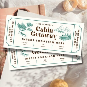 K&ouml;nnte beinhalten: Zwei cremefarbene Gutscheine f&uuml;r einen H&uuml;ttenurlaub mit t&uuml;rkisfarbenen Akzenten. Die Gutscheine zeigen Illustrationen von H&uuml;tten, B&auml;umen und Bergen. Der Text enth&auml;lt "Cabin Getaway", "Insert Occasion Here" und Felder f&uuml;r Datum, Name und Nachricht.