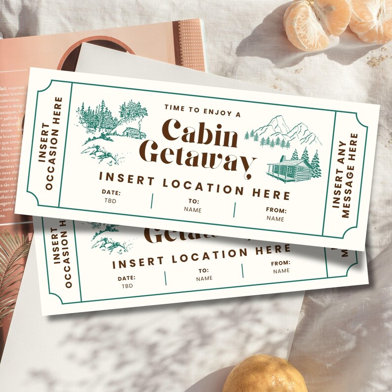 K&ouml;nnte beinhalten: Zwei cremefarbene Gutscheine f&uuml;r einen H&uuml;ttenurlaub mit t&uuml;rkisfarbenen Akzenten. Die Gutscheine zeigen Illustrationen von H&uuml;tten, B&auml;umen und Bergen. Der Text enth&auml;lt "Cabin Getaway", "Insert Occasion Here" und Felder f&uuml;r Datum, Name und Nachricht.