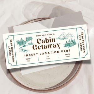K&ouml;nnte beinhalten: Ein cremefarbener Geschenkgutschein mit gr&uuml;nem Rand und dem Text "Time to Enjoy a Cabin Getaway". Der Gutschein zeigt Illustrationen von Bergen, B&auml;umen und einer H&uuml;tte. Er enth&auml;lt Felder zum Einf&uuml;gen von Anlass, Ort, Datum und einer Nachricht.
