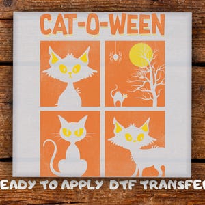 Peut inclure: Graphique carré orange et blanc sur le thème d'Halloween avec le texte "CAT-O-WEEN". Le design présente quatre panneaux avec des silhouettes de chats blancs, une araignée, une pleine lune et un arbre nu. Le texte "READY TO APPLY DTF TRANSFER" est en bas.