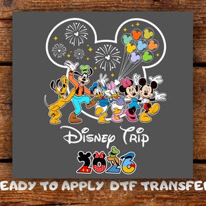 Peut inclure: Graphique gris avec les personnages Disney Goofy, Donald Duck, Daisy Duck, Minnie Mouse, Mickey Mouse et Pluto. Les mots "Disney Trip 2023" sont écrits en dessous. Feux d'artifice et ballons sont également inclus.