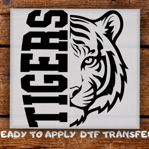 Transferencia DTF de Tigers • Mascota de media cara de tigre • Equipo de espíritu escolar listo para presionar • Transferencia de calor atlética negra audaz para fanáticos de los deportes • Impresión DTF