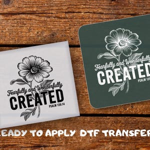 Peut inclure: Deux motifs de transfert DTF carrés avec des illustrations florales et le texte "Fearfully and Wonderfully CREATED, Psaume 139:14". Un motif est blanc, l'autre est vert foncé. La phrase "READY TO APPLY DTF TRANSFER" est en bas.