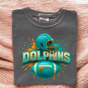 Transferencia DTF de fútbol con casco verde azulado, balón Splash Dolphin Team Spirit, listo para prensar, impresión adorable del día del partido en Miami para prensa de calor deportiva. imagen 2