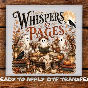 Peut inclure: Une feuille de transfert DTF avec le texte Whispers & Pages au-dessus de trois fantômes assis à une table ronde en train de lire. L'image inclut des feuilles d'automne, des citrouilles, des lanternes et des corbeaux noirs.