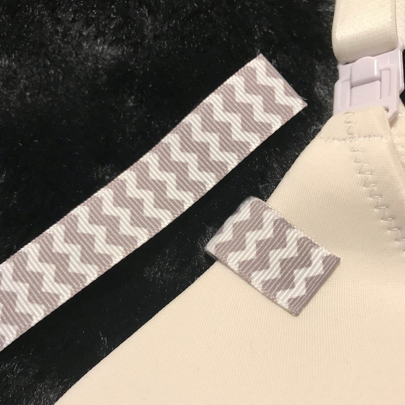 Mammary Minders Nursing Reminder in grey and white chevron (G3)