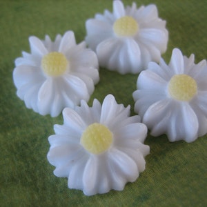 Daisy Cabochons, White Daisies, 4pcs Daisy Flower Cabochons, 12mm White Daisy Cabochons, DIY Resin Flowers, Resin Cabochons, Zardenia image 2