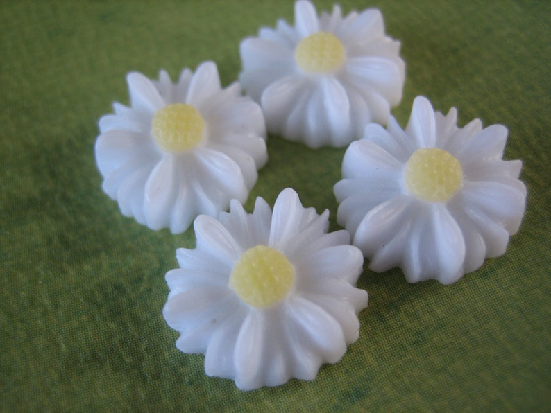 Daisy Cabochons, White Daisies, 4pcs Daisy Flower Cabochons, 12mm White Daisy Cabochons, DIY Resin Flowers, Resin Cabochons, Zardenia image 2