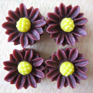 Mini Daisy Flower Cabochons, Resin Cabs, 4 pieces 9mm Flowers, Burgundy Daisy Cabochons, Diy Crafts, DIY Burgundy Flowers, Zardenia