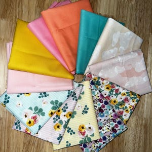 Riley Blake Designs | Curated Fat Quarter Bundle: Painterly Petals & Posies (12 Fat Quarters)