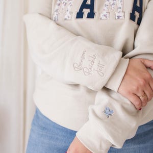 MAMA Keepsake Sweatshirt with Baby Clothes Applique Personalized Mothers Day Gift Embroidered Mama Memory Pullover for Mom Gift immagine 4