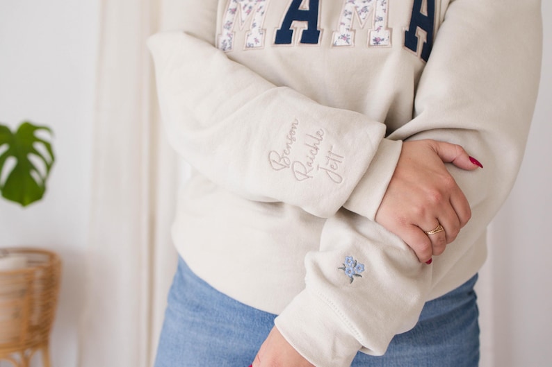 MAMA Keepsake Sweatshirt with Baby Clothes Applique Personalized Mothers Day Gift Embroidered Mama Memory Pullover for Mom Gift immagine 4