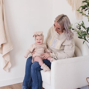 MAMA Keepsake Sweatshirt with Baby Clothes Applique Personalized Mothers Day Gift Embroidered Mama Memory Pullover for Mom Gift immagine 9