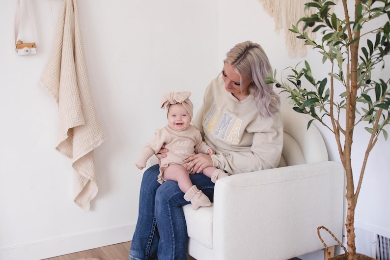 MAMA Keepsake Sweatshirt with Baby Clothes Applique Personalized Mothers Day Gift Embroidered Mama Memory Pullover for Mom Gift immagine 9