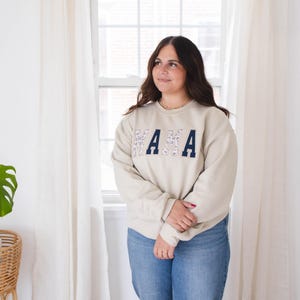 MAMA Keepsake Sweatshirt with Baby Clothes Applique Personalized Mothers Day Gift Embroidered Mama Memory Pullover for Mom Gift immagine 8
