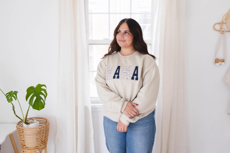 MAMA Keepsake Sweatshirt with Baby Clothes Applique Personalized Mothers Day Gift Embroidered Mama Memory Pullover for Mom Gift immagine 8