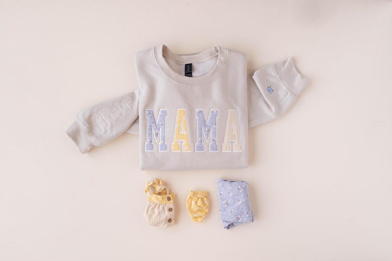 MAMA Keepsake Sweatshirt with Baby Clothes Applique Personalized Mothers Day Gift Embroidered Mama Memory Pullover for Mom Gift immagine 2