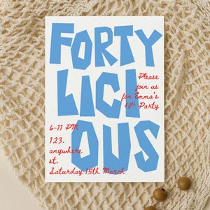 以下が含まれることがあります： 大きな水色のブロックレターで「FORTY LICIOUS」と書かれた白い招待状。招待状には、赤い文字で「Please join us for Emma's 40th Party」と日付と時間も記載されています。