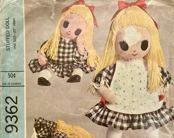 Patrón de costura vintage de 22" para muñeco de peluche y ropa fáciles de hacer de 1968, vestido, delantal, bragas y mono hechos a partir de una camiseta