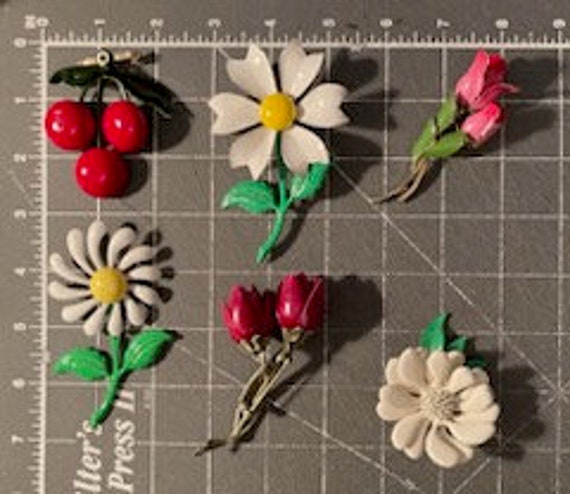 Vintage Enamelled Flower Power 1960s Floral Pins … - image 5