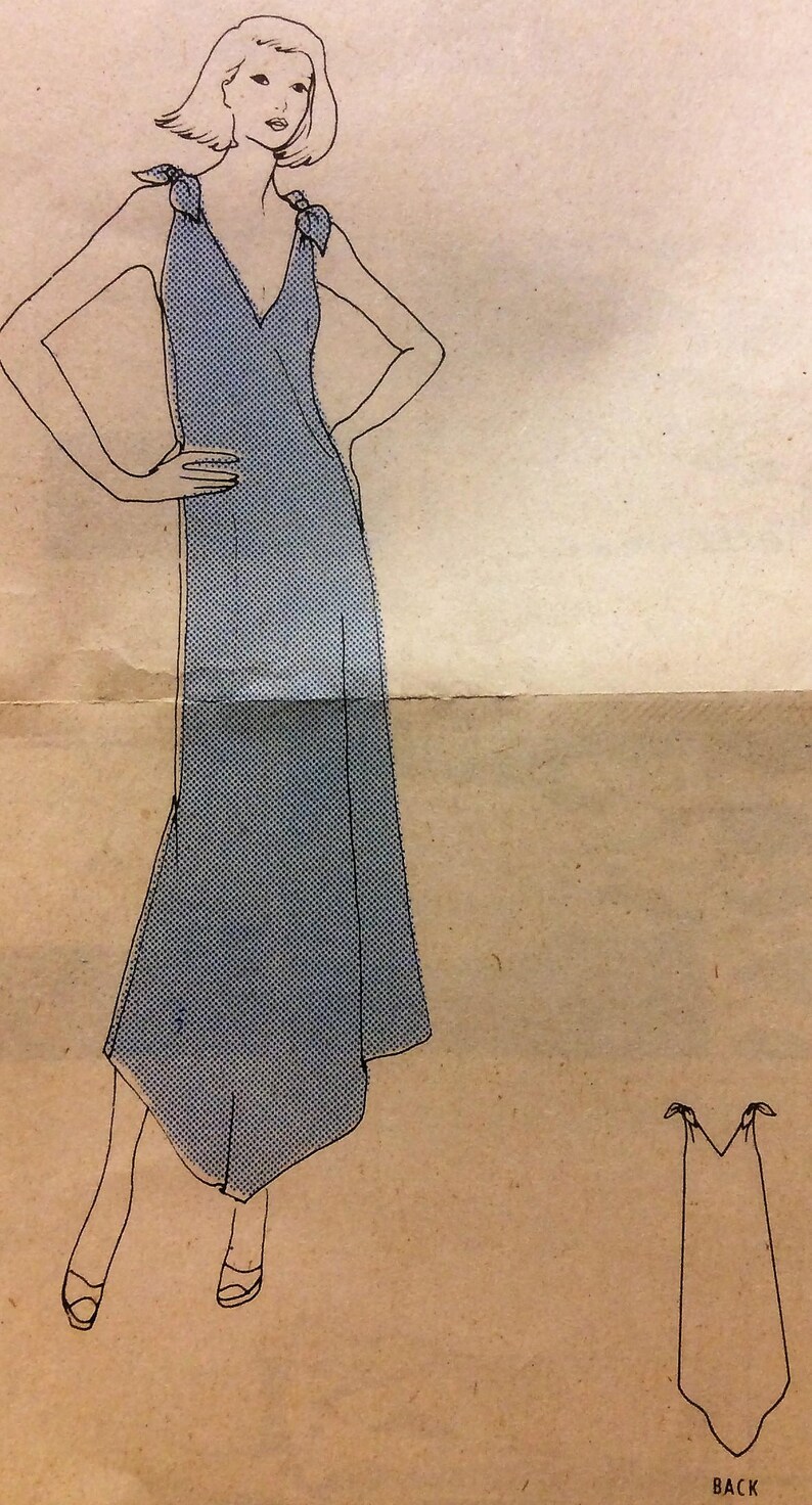 Puede incluir: Un vestido azul sin mangas con escote en V y un lazo en los hombros. El vestido tiene un corpi&ntilde;o ajustado y una falda fluida. La parte posterior del vestido se muestra con un simple escote en V.