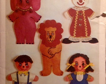 Patrón de costura vintage para juguetes de peluche, patrón de transferencia de 1971, títeres de dedo, león, niño, niña, payaso, elefante, juguetes retro, apliques de los años 70, títeres
