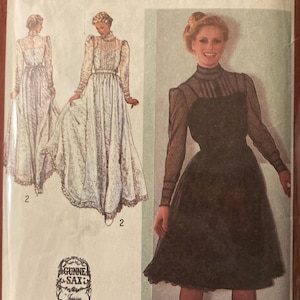 Peut inclure: Patron de couture Simplicity vintage 9585, avec un design Gunne Sax Jessica. Le patron comprend des illustrations de robes élégantes. La couverture montre une femme dans une robe noire avec des manches transparentes et un col montant.