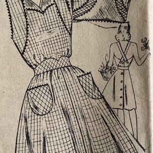 Peut inclure: Illustration d'un patron de couture vintage représentant une robe et un haut. La robe a un corsage ajusté, une jupe évasée et des poches. Le haut a un motif à carreaux similaire. Les dessins sont à l'encre noire sur fond beige.