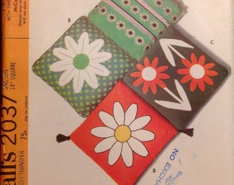 Vinatge Sewing Pattern 1969 Home Decor Daisy Motif Pillow Applique Flower Power Cushions Mod Era