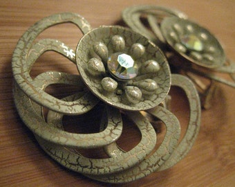 SALE Vintage Crackled Pale Lime Green Gold Metal Nautilus Swirl Earrings 60s New Old Stock