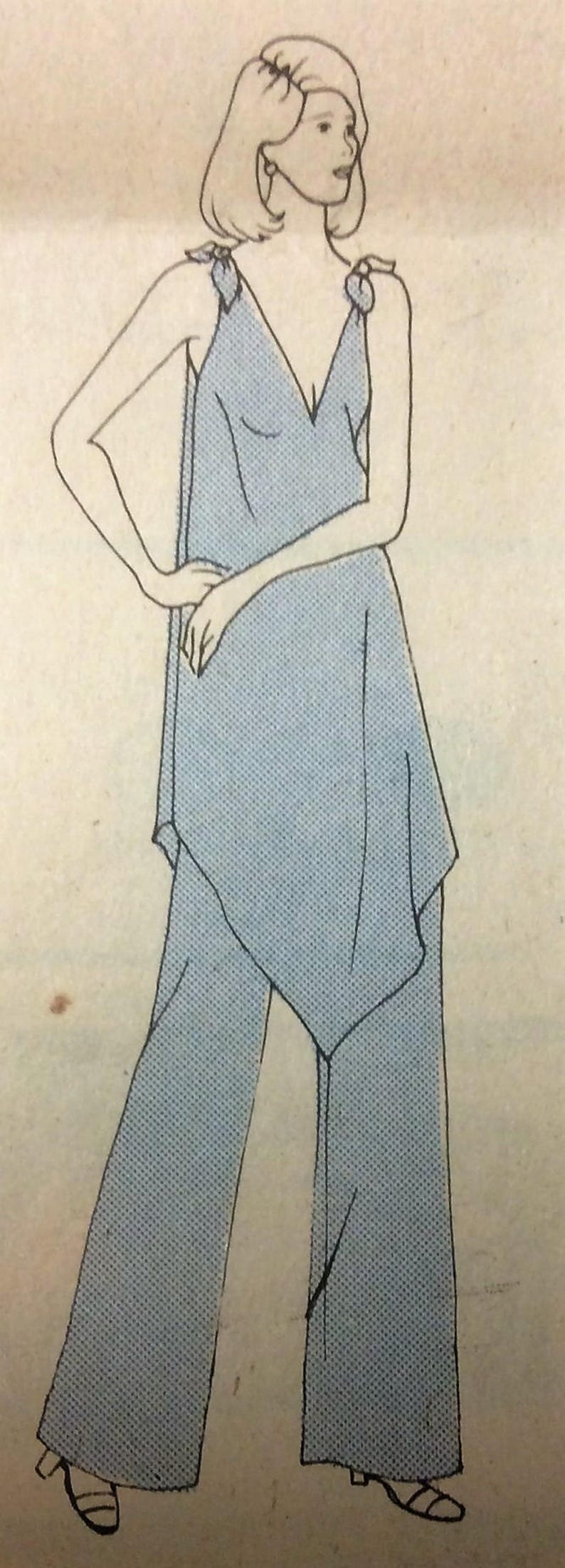 Puede incluir: Un dibujo lineal de una mujer con un mono azul de cuello en V y un lazo en los hombros.