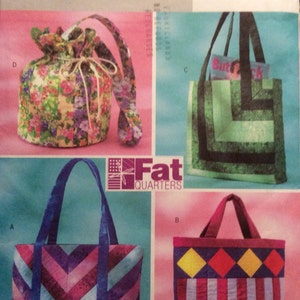 Peut inclure: Un patron de couture présentant quatre modèles de sacs différents. Les sacs comprennent un sac à cordon floral, un sac fourre-tout vert, un sac fourre-tout à chevrons et un sac fourre-tout avec des formes géométriques. Le patron est intitulé "B4248 Butterick".