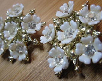 Vintage White Plastic FLOWER POWER 1960s Earrings Rhinestones Retro Clip ons