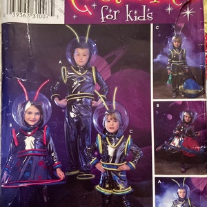 Peut inclure: Un patron de couture pour costumes d'enfants. Le patron comprend trois costumes différents : un explorateur spatial, un explorateur spatial avec une jupe et un explorateur spatial avec une jupe et un casque à bulles. Le patron est de Simplicity et est pour les tailles 3, 4, 5, 6, 7 et 8.