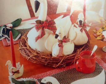 Patrón de costura vintage de gansos rellenos para decoración de temporada de 1987, vajilla, centro de mesa, candelabros, tarjeteros, servilleteros, sin cortar