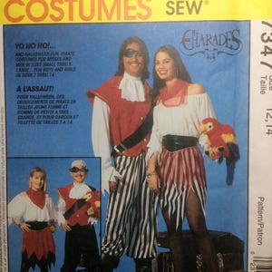 Peut inclure: Un patron de couture pour costumes de pirates. Le patron comprend des instructions pour la confection de costumes pour adultes et enfants. Le patron est pour les tailles 7 à 14 pour les enfants et du petit au très grand pour les adultes. Le patron est de McCall's et s'appelle "Charades".
