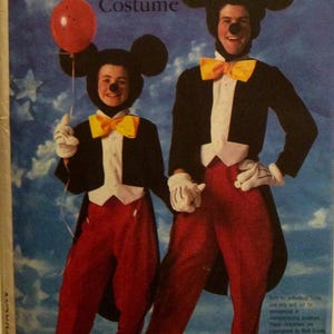 Peut inclure: Un patron de costume Mickey Mouse vintage avec deux personnes vêtues de la tenue emblématique. Les costumes comprennent des vestes noires, des pantalons rouges, des nœuds papillon jaunes, des gants blancs et de grandes oreilles de souris. Une personne tient un ballon rouge.
