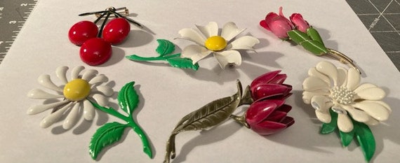 Vintage Enamelled Flower Power 1960s Floral Pins … - image 3